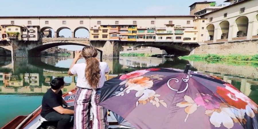 Florence Boat tour on Florentine Gondola on the Arno River - small group tour