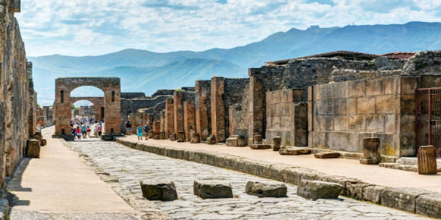 Day Trip from Naples to Pompeii and Vesuvius Tour with Lunch and Wine Tasting – small group tour