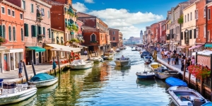 Discover the Venetian Islands of Murano Glassblowing and Burano Lacemaking - group tour